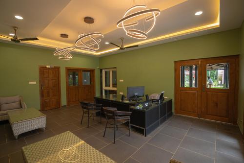 un bureau avec un bureau et des chaises dans la chambre dans l'établissement The Croft Resort - Premium Farm Stay, à Thoothukudi