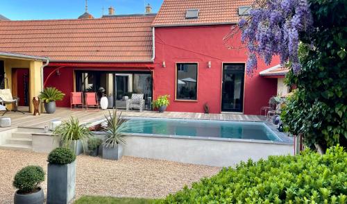 une maison avec une piscine dans la cour dans l'établissement Chambres d'Hôte Le Clos de L'Argolay, à Charolles