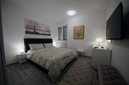 1 dormitorio con 1 cama y TV de pantalla plana en 7° CIELO63 en Bríndisi