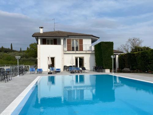 een villa met een zwembad voor een huis bij Appartamenti Alice in Lazise