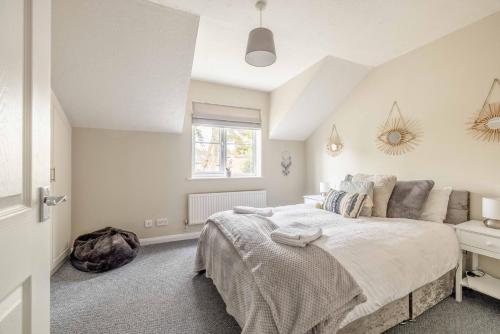 Un dormitorio con una cama grande y una ventana en Windsor Burnham Ascot Haven Sleeps 4, en Slough