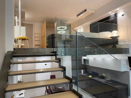 - un escalier dans une pièce dotée d'une paroi en verre dans l'établissement Sunflower apartments, à Cannes