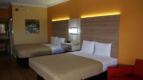 Cama o camas de una habitación en Home Town Inn & Suites