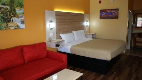 Cama o camas de una habitación en Home Town Inn & Suites