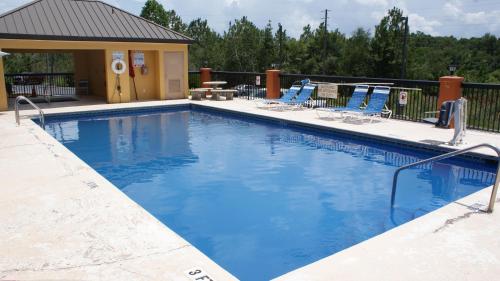 Piscina en o cerca de Home Town Inn & Suites