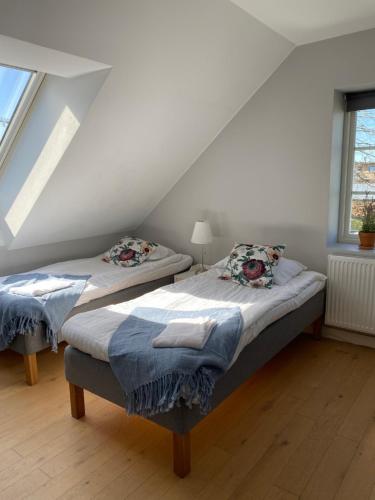 two beds in a room with a attic at Brohuspark in Lomma