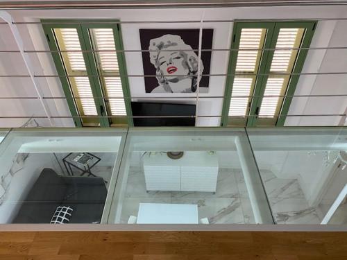 une chambre avec une peinture d'un clown sur le mur dans l'établissement Sunflower apartments, à Cannes