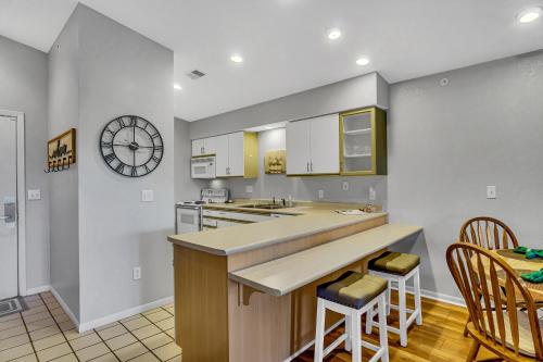 Η κουζίνα ή μικρή κουζίνα στο Fairway Heights condo