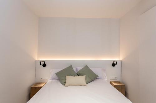 Llit o llits en una habitació de Pizarro by Seaward Suites