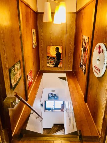 a room with a table in the middle of a room at おせっかいゲストハウス 昭和の寅や in Chikuma