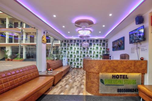 un vestíbulo de hotel con sofás y un bar en Shrikrishna Studio Goa en Goa Velha