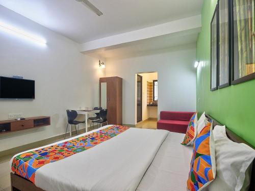 une chambre d'hôtel avec un lit et une table dans l'établissement Shrikrishna Studio Goa, à Goa Velha