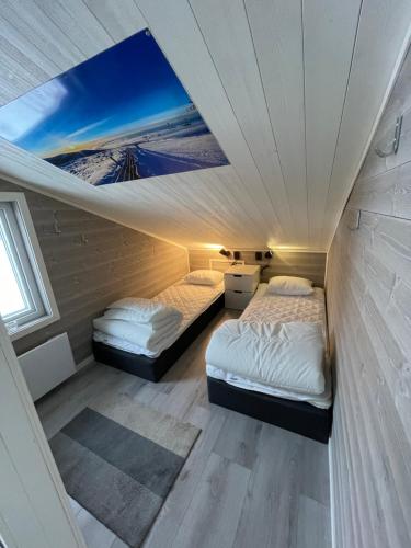 two beds in a small room with a ceiling at Backstigen 8 Vemdalsskalet in Vemdalen