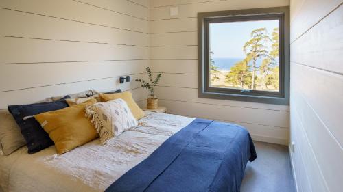 1 dormitorio con 1 cama y ventana en Vidhave, en Visby