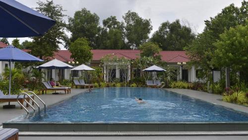 een persoon die zwemt in een zwembad bij Rain Forest Resort Phu Quoc in Phu Quoc