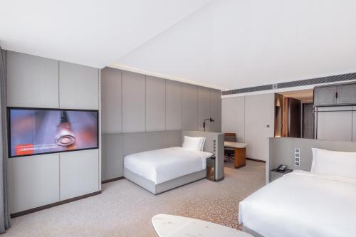 Säng eller sängar i ett rum på Crowne Plaza Qingdao Jinshui, an IHG Hotel