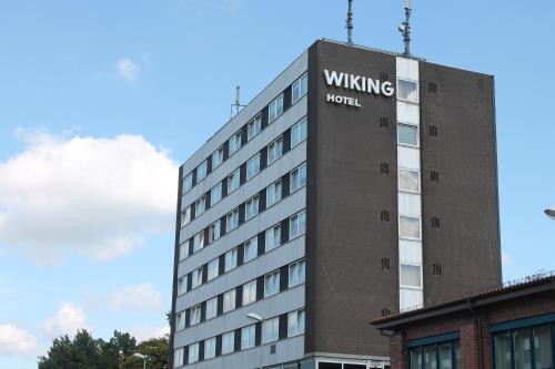 a building with a winning hotel sign on it at Wiking Hotel in Henstedt-Ulzburg