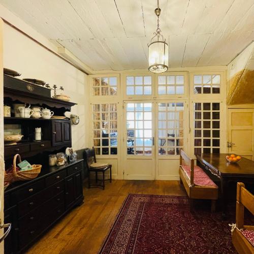 une cuisine avec une table et une grande fenêtre dans l'établissement Epicerie Vieille du Puy en Velay, au Puy-en-Velay