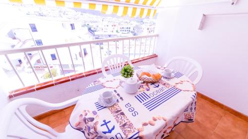 balkon ze stołem i 2 krzesłami oraz stołem z obrusem w obiekcie Duplex two bedroom apartment Los Cristianos Parque Margarita w mieście Los Cristianos