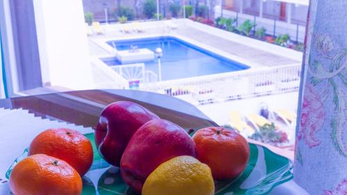 talerz owoców na stole przy basenie w obiekcie Duplex two bedroom apartment Los Cristianos Parque Margarita w mieście Los Cristianos