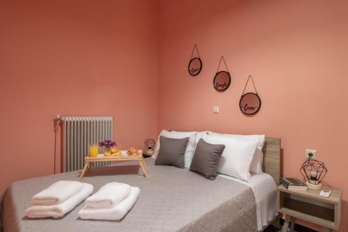 um quarto com uma cama grande com duas toalhas em Square Apartment em Kambanós