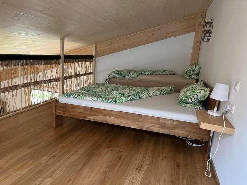 מיטה או מיטות בחדר ב-Ferienwohnung Ballon im Allgäu