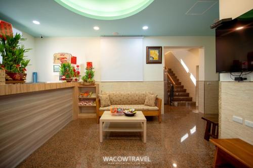 a living room with a couch and a table at LIOU KE JHAN Hostel in Xiaoliuqiu