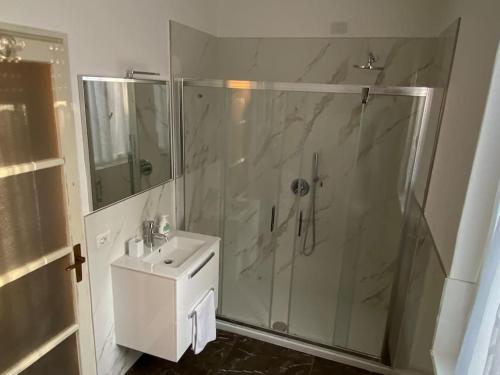 een badkamer met een douche en een wastafel bij JUST LAKE in Bellagio