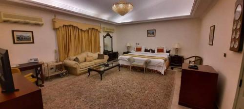 Ruang duduk di Etihad Club by Faletti's Hotel