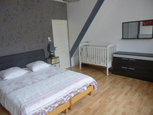 sypialnia z łóżkiem i łóżeczkiem dziecięcym w obiekcie maison du haut pont w mieście Saint-Omer