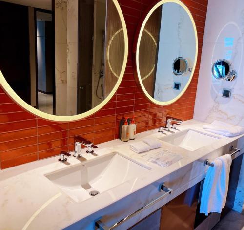 Ένα μπάνιο στο Crowne Plaza Qingdao Jinshui by IHG
