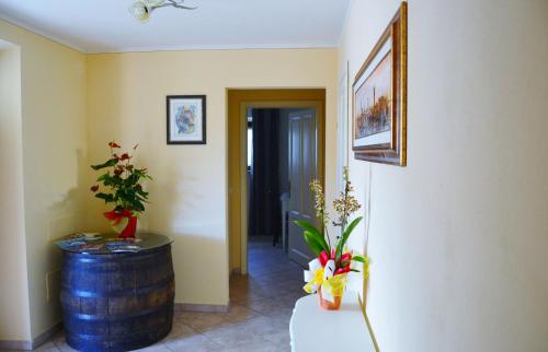 a room with a barrel and a table with flowers at Dolce Sosta in Lucca