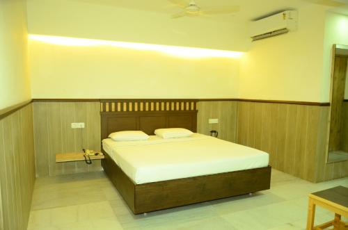 מיטה או מיטות בחדר ב-HOTEL RATHNA RESIDENCY