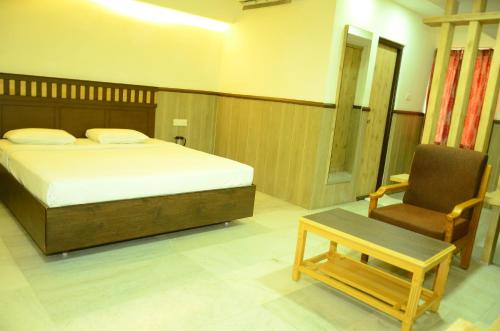 Una cama o camas en una habitación de HOTEL RATHNA RESIDENCY