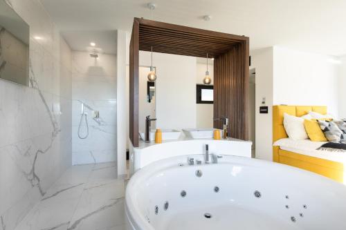 Un baño de Villa Nina-3 bedroom villa with a pool and hot tub