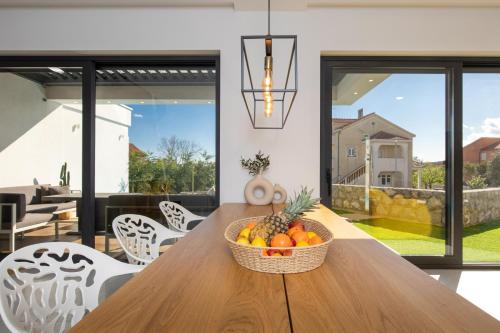 Villa Nina-3 bedroom villa with a pool and hot tub
