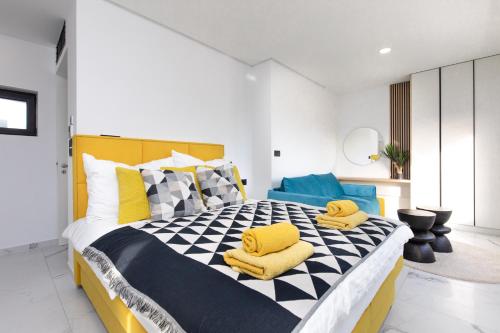Una cama o camas en una habitación de Villa Nina-3 bedroom villa with a pool and hot tub