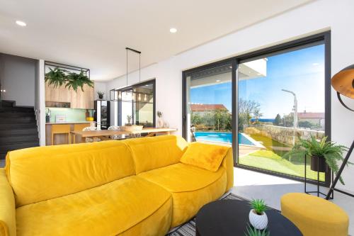 Villa Nina-3 bedroom villa with a pool and hot tub