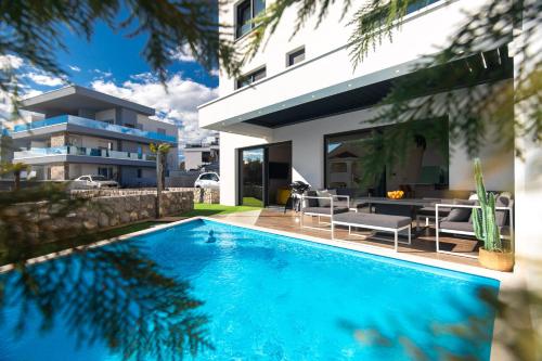 Villa Nina-3 bedroom villa with a pool and hot tub