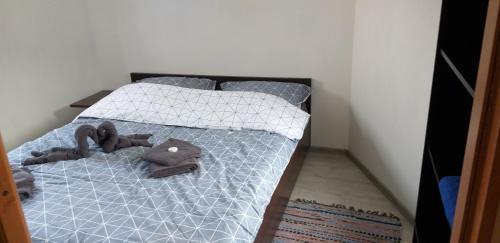 Dormitorio pequeño con cama con edredón blanco en Roksi II en Brenna