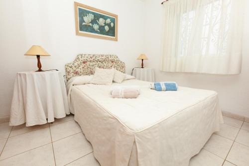 Giường trong phòng chung tại Apartamento en primera línea de playa, céntrico, tranquilo