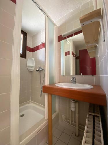 une salle de bain avec un lavabo et une baignoire dans l'établissement Les gîtes de Beille, aux Cabannes