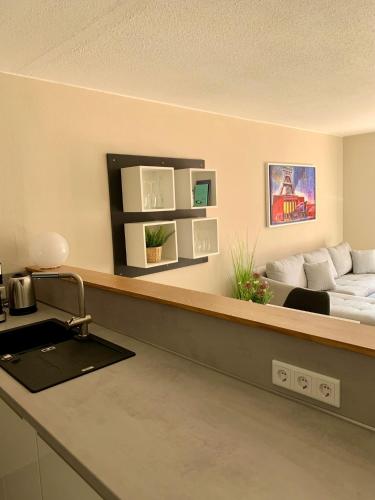 a living room with a couch and a bed at Kleiner Koenig - Appartement im Stadtzentrum in Bochum