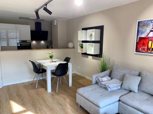 ein Wohnzimmer mit einem Sofa und einem Tisch in der Unterkunft Kleiner Koenig - Appartement im Stadtzentrum in Bochum