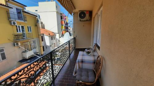 ein Balkon eines Gebäudes mit einem Tisch und Stühlen in der Unterkunft APP BENI in Crikvenica