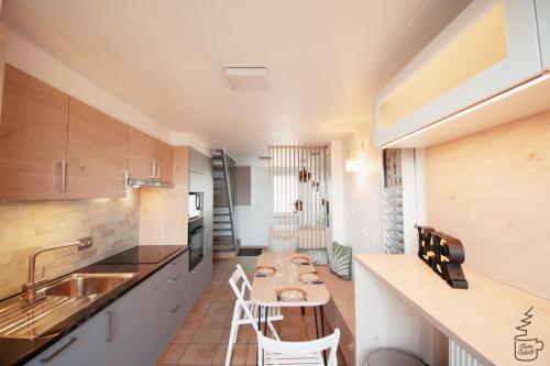 a kitchen with a table and chairs in a room at Studio Juliette in Stavelot