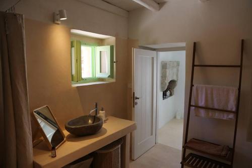 Koupelna v ubytování Peaceful 2 bedroom heritage vacation house