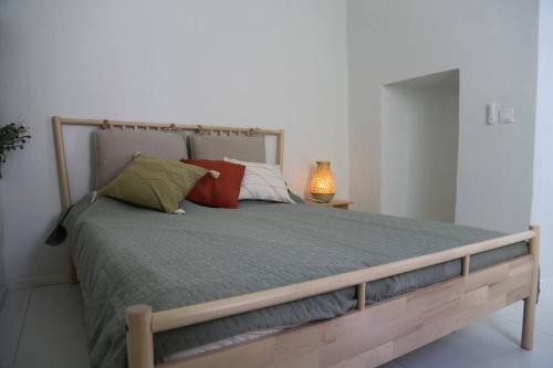 מיטה או מיטות בחדר ב-Peaceful 2 bedroom heritage vacation house