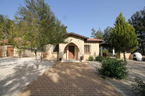 dom z podjazdem przed nim w obiekcie House of Roses w mieście Limassol