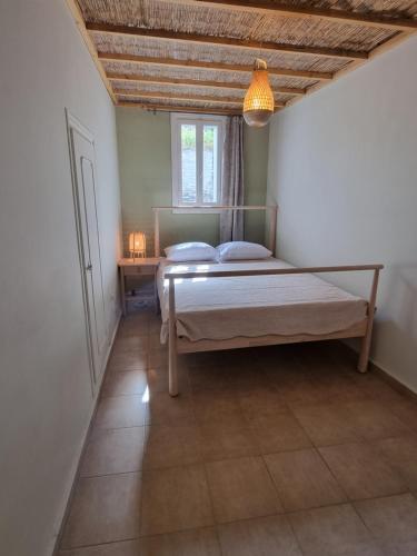 Postel nebo postele na pokoji v ubytování Syneti Andros house